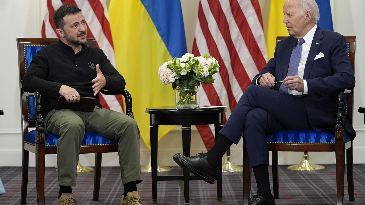Байден извинился перед Зеленским за задержку с американской военной помощью 
