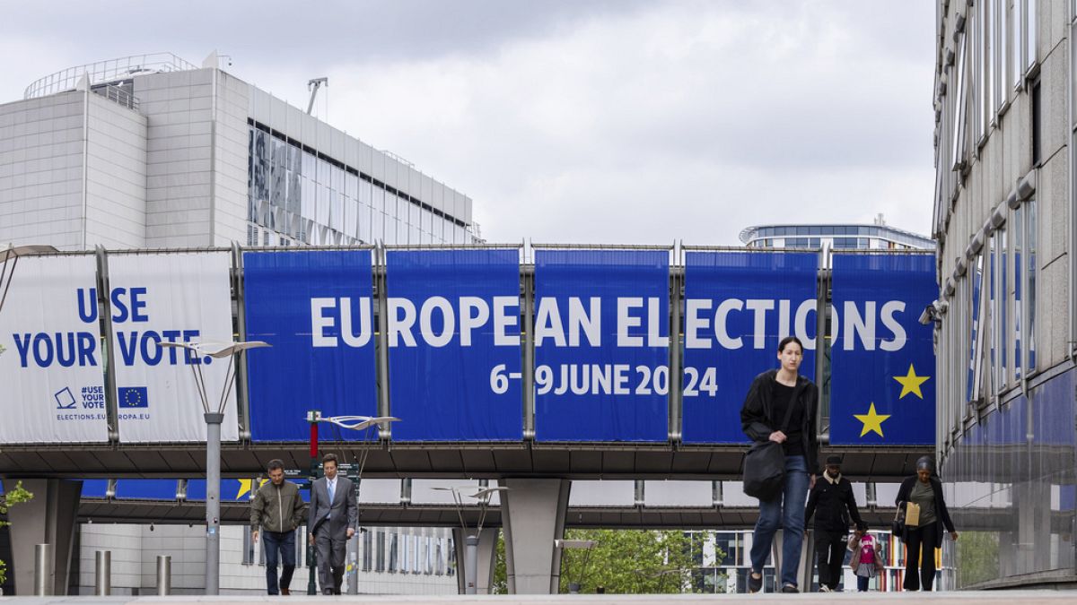 Баланс политических сил в Европарламенте сместится вправо - данные опроса 
