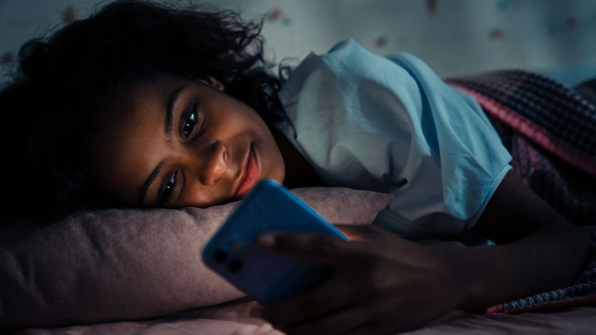 One in four people are choosing to get less sleep to stay on screens, French study finds 