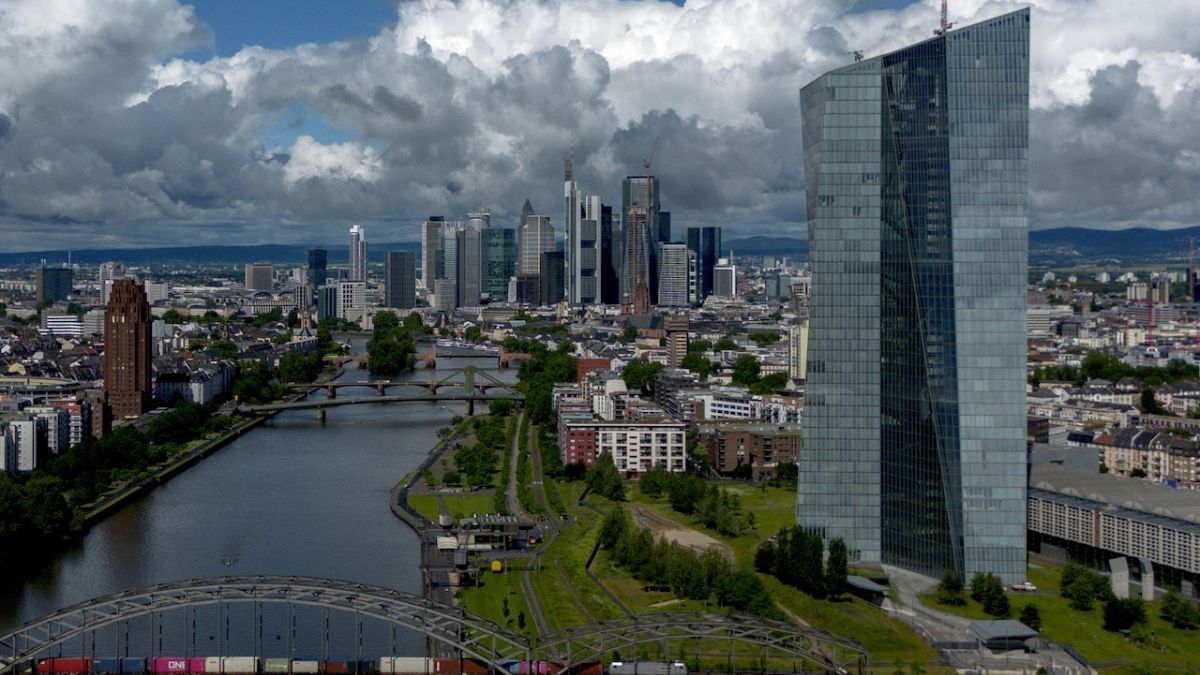 Weekly market recap: European markets sink on political jitters 