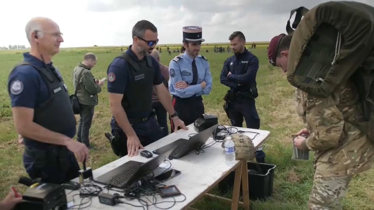 Британских союзников в Нормандии встретил паспортный контроль