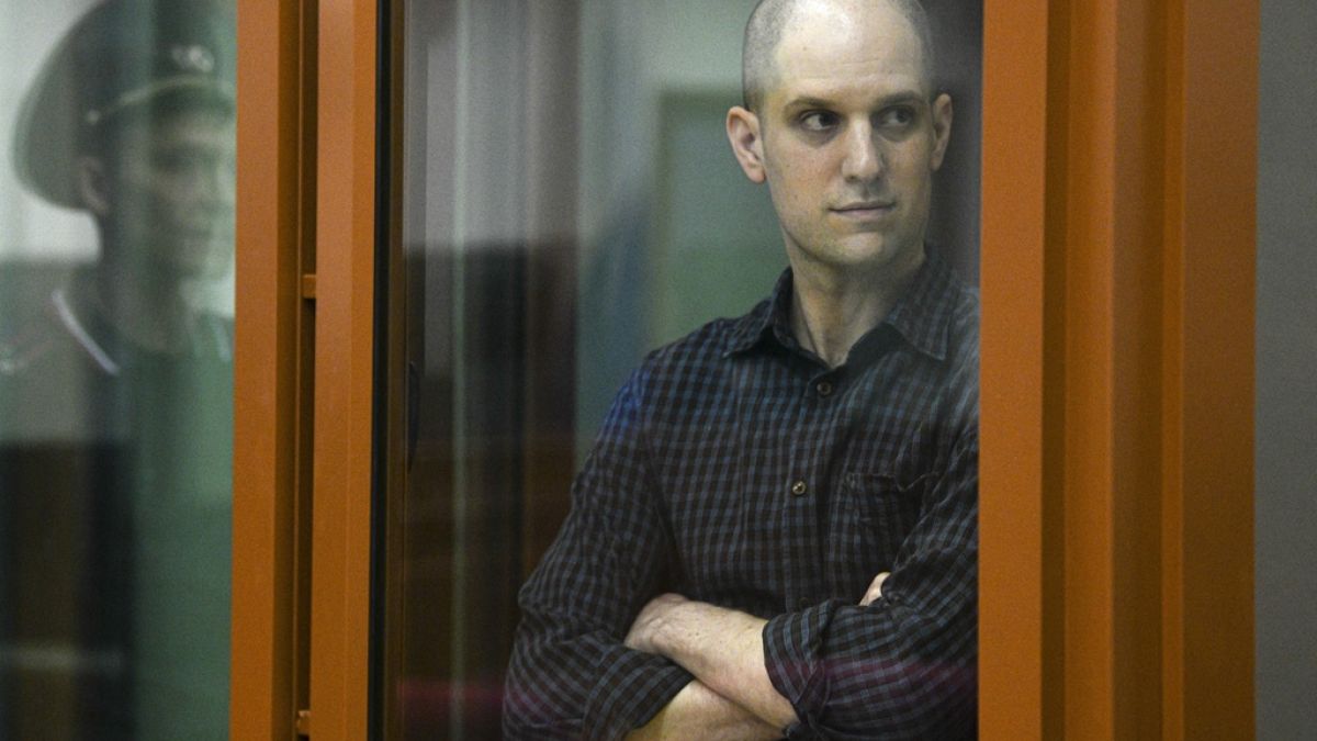 Российский суд приговорил американского журналиста Эвана Гершковича к 16 годам 