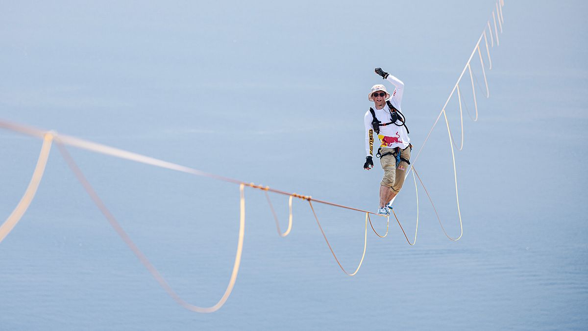 Slackliner successfully crosses 3.6km Messina Strait - and misses out on world record by 80m