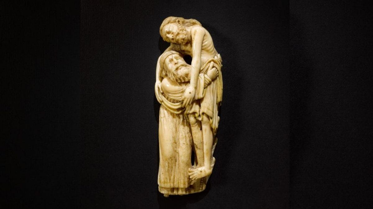 London&rsquo;s V&A beats the Met to 12th-century ivory carving after financial tug-of-war with  