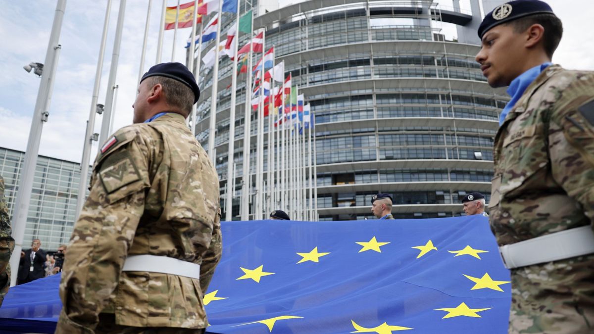 Прогулка по Европарламенту с новым депутатом перед началом первой пленарной сессии