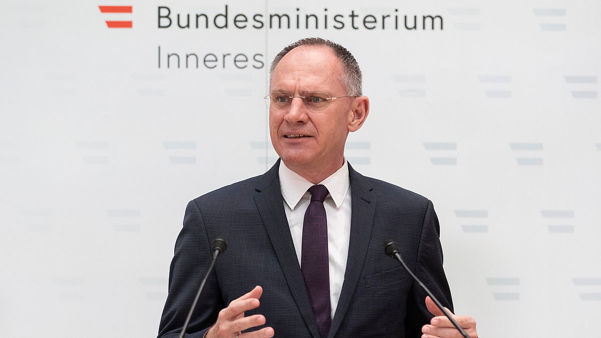 Austrian government announces new obligations for asylum seekers 