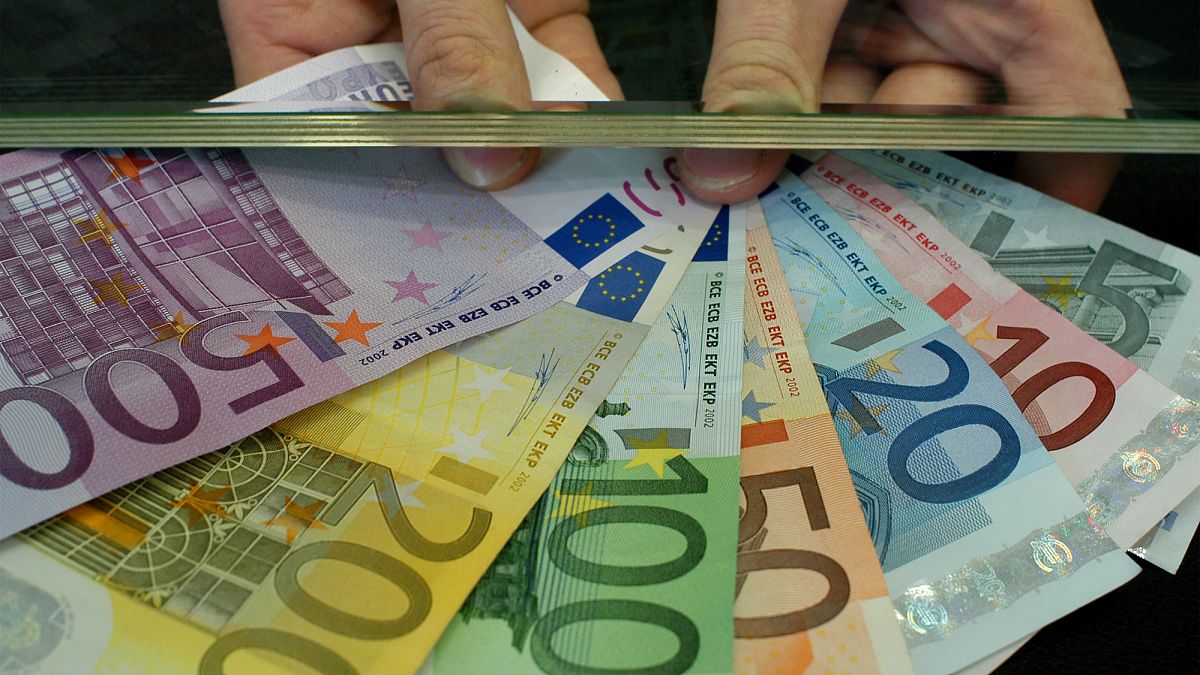 From allowances to golden parachutes: How much are MEPs paid? 