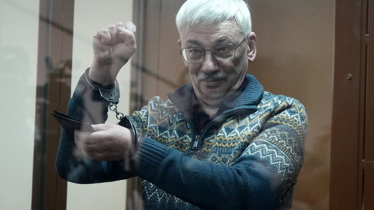 "Я ни в чём не раскаиваюсь и ни о чём не жалею": правозащитнику Олегу Орлову утвердили приговор 