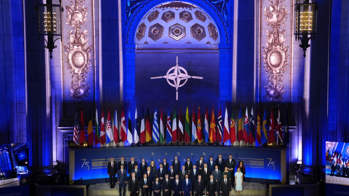 Партнеры по НАТО начали переброску истребителей в Украину