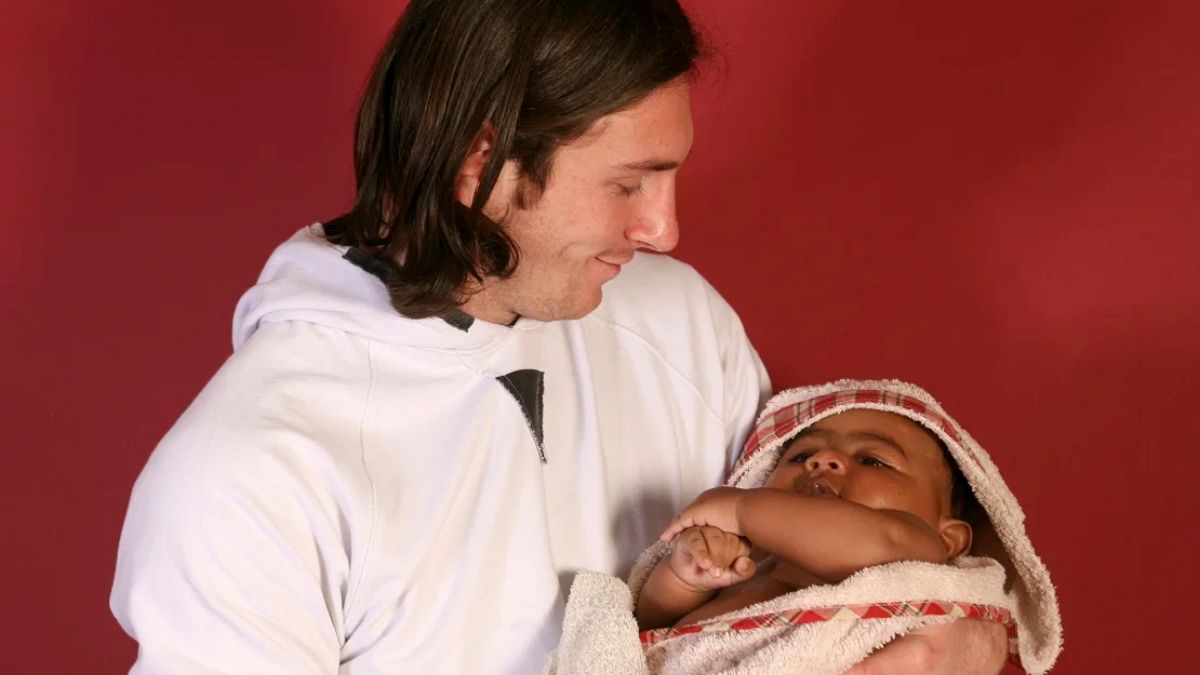 Two legends: The story behind the 2007 photo going viral of Lionel Messi with baby Lamine Yamal 