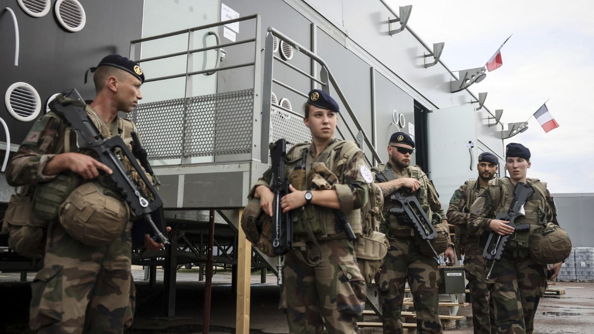 В Париже к Олимпиаде разбили военный лагерь